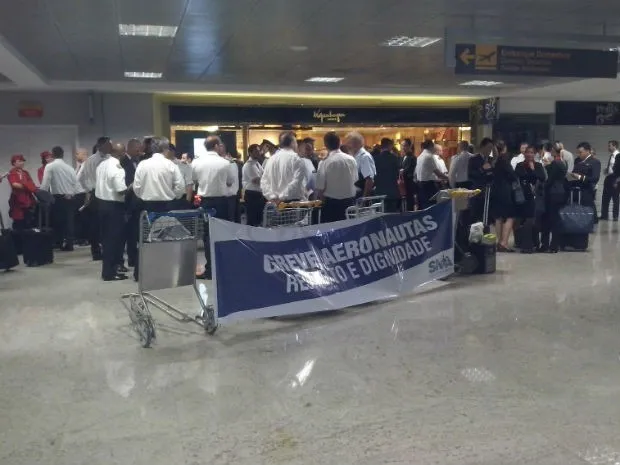 Pilotos e comissários fazem greve no Afonso Pena, em Curitiba (Foto: Edi Carlos / RPC)