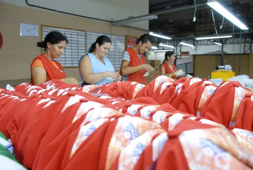 Produção de bonés em Apucarana: mais de 500 empresas na cidade e geração de mais de 15 mil empregos diretos e indiretos - Foto: TNONLINE