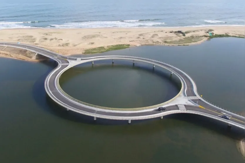  A ponte de Laguna Garzón combina a beleza de uma estrutura circular com aspectos chave funcionais de seu projeto e a maravilha da paisagem. 