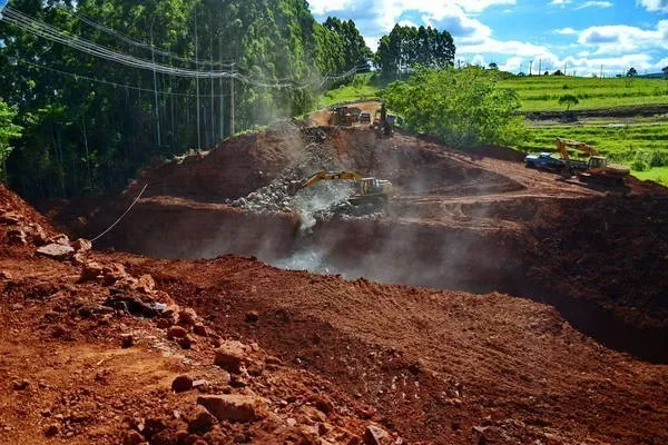 Diversas máquinas pesadas estão trabalhando na área onde o asfalto cedeu na PR-444, em Arapongas, abrindo uma cratera de aproximadamente 15 metros de profundidade - Foto: Sérgio Rodrigo