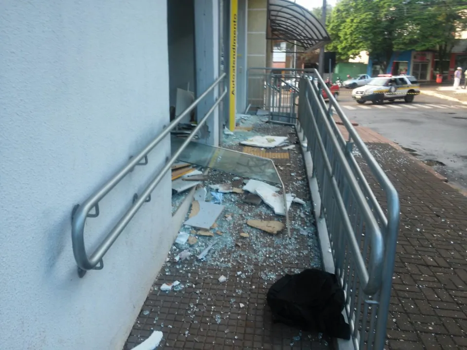 Setor de autoatendimento da agência bancária foi destruído com explosão - Foto: Eliandro Piva