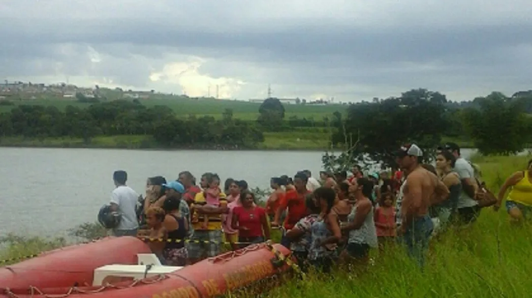 Populares acompanharam trabalho dos Bombeiros para resgatar corpo de homem que morreu afogado em Apucarana - Foto: Reprodução