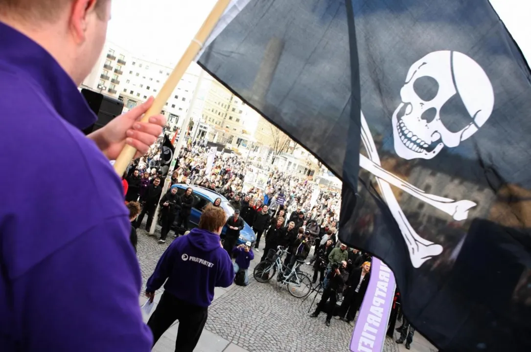 Manifestantes protestando contra a condenação de quatro envolvidos com o site  Pirate Bay, em Estocolmo, Suécia. Fonte: independent.co.uk