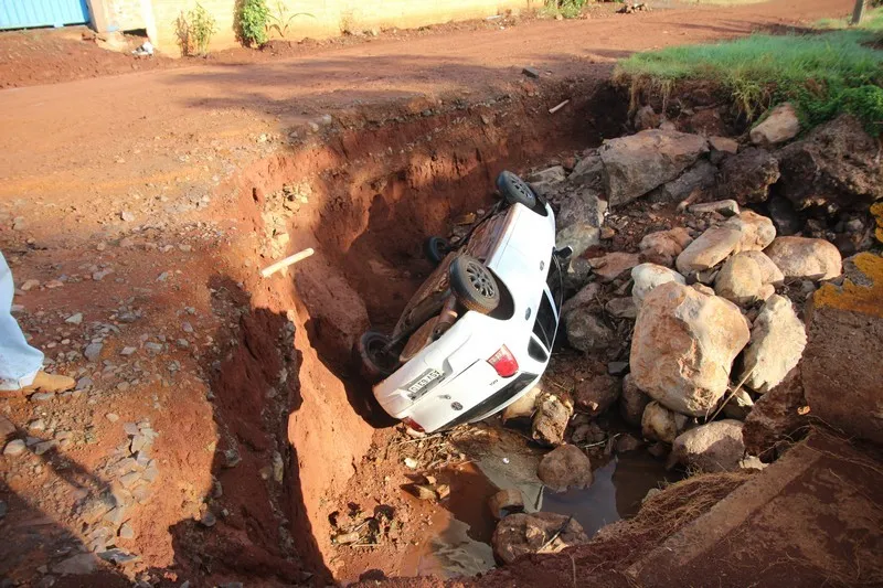 VW Gol caiu em buraco à margem da Estrada do Barreiro - Foto: José Luiz Mendes