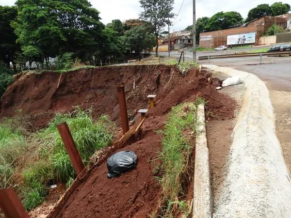 Chuva interdita rua Pavão em Arapongas