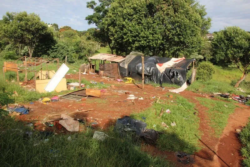 No local onde os índios estavam, em Apucarana, há muito lixo e restos das barracas - Foto: José Luiz Mendes