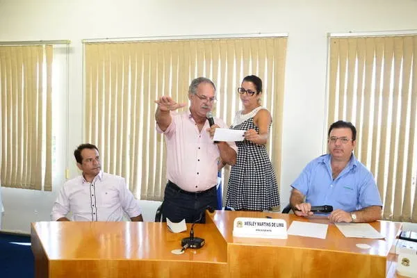 Ditão Púpio faz o juramento de posse ao lado do vice Cir Albieri e do vereador Wesley | Foto: Delair Garcia