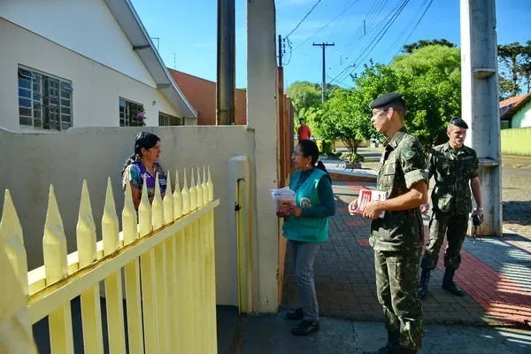 Militares e agentes de saúde entregaram panfletos informativos e orientaram moradores | Foto: Sérgio Rodrigo