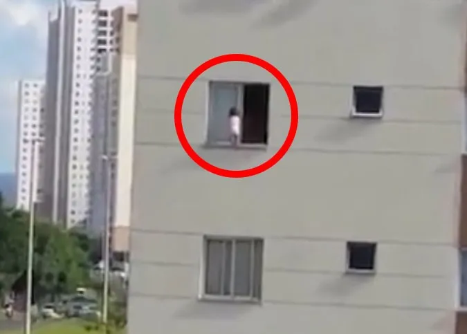 ​Criança é flagrada quase caindo de janela do 3º andar de prédio - Reprodução/Campo Grande News