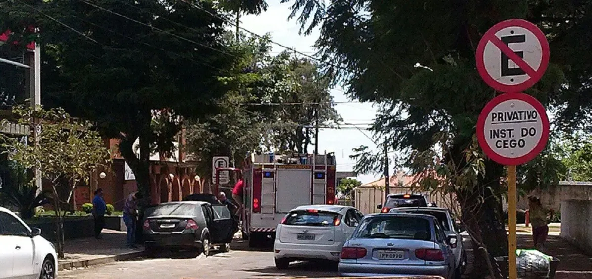 Carro pega fogo em frente à Tribuna em Apucarana - Foto: colaboração de internauta