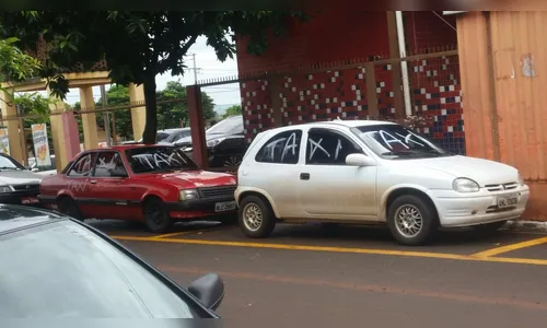 Carros são pichados ao estacionar em ponto de táxi no norte do Paraná