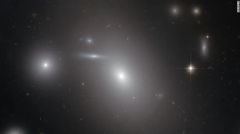 Embora o buraco negro tenha 130 bilhões de quilômetros de diâmetro, você não pode vê-lo na imagem. Eles são invisíveis devido ao fato de que geram uma força gravitacional tão grande que nem mesmo a luz consegue escapar. Foto: NASA