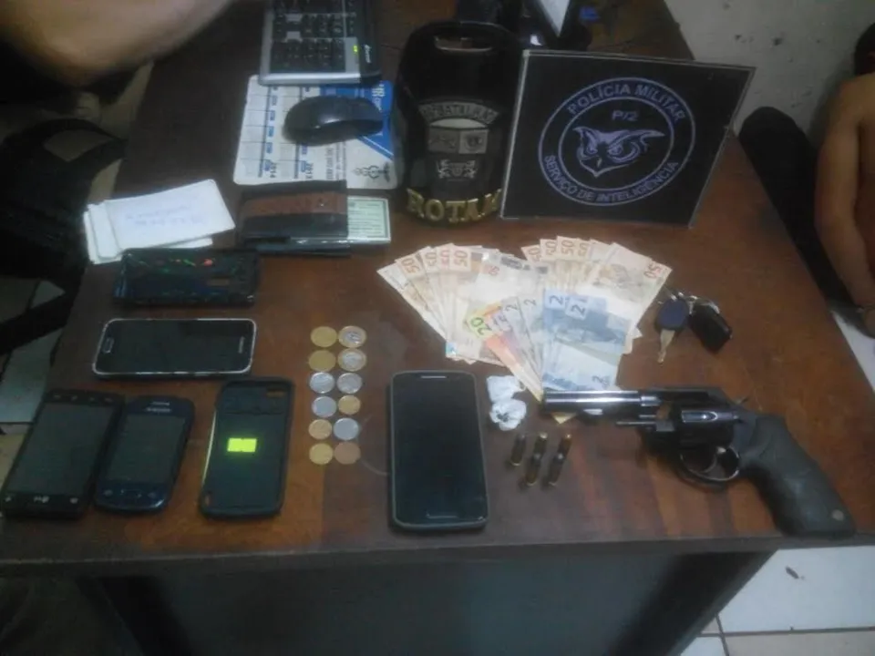 Revólver, dinheiro, munições celular apreendidos pela com suspeitos de roubo em residência - Foto: Divulgação/Polícia Militar