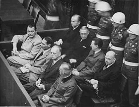 Julgamento de Nuremberg. À frente, de cima para baixo: Hermann Göring, Rudolf Heß, Joachim von Ribbentrop, Wilhelm Keitel. Atrás, de cima para baixo: Karl Dönitz, Erich Raeder, Baldur von Schirach, Fritz Sauckel. Fonte: Reprodução