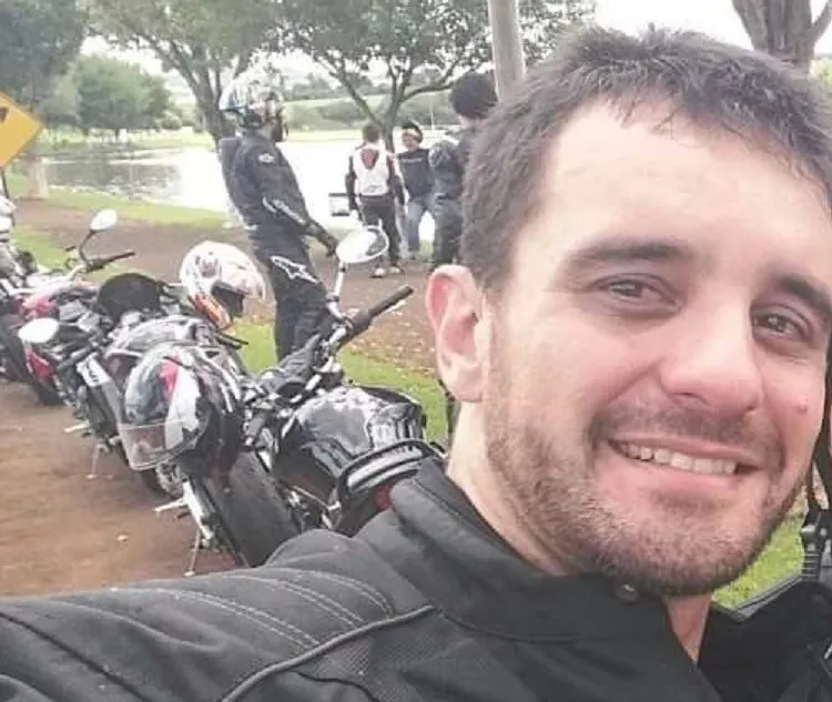 O corpo de Cristian Renar Felipetto, 33 anos, que é velado na Capela Mortuária de Apucarana - Foto: Reprodução/Facebook