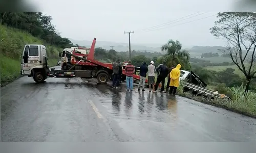 Dois caminhões saem da pista em São Pedro do Ivaí