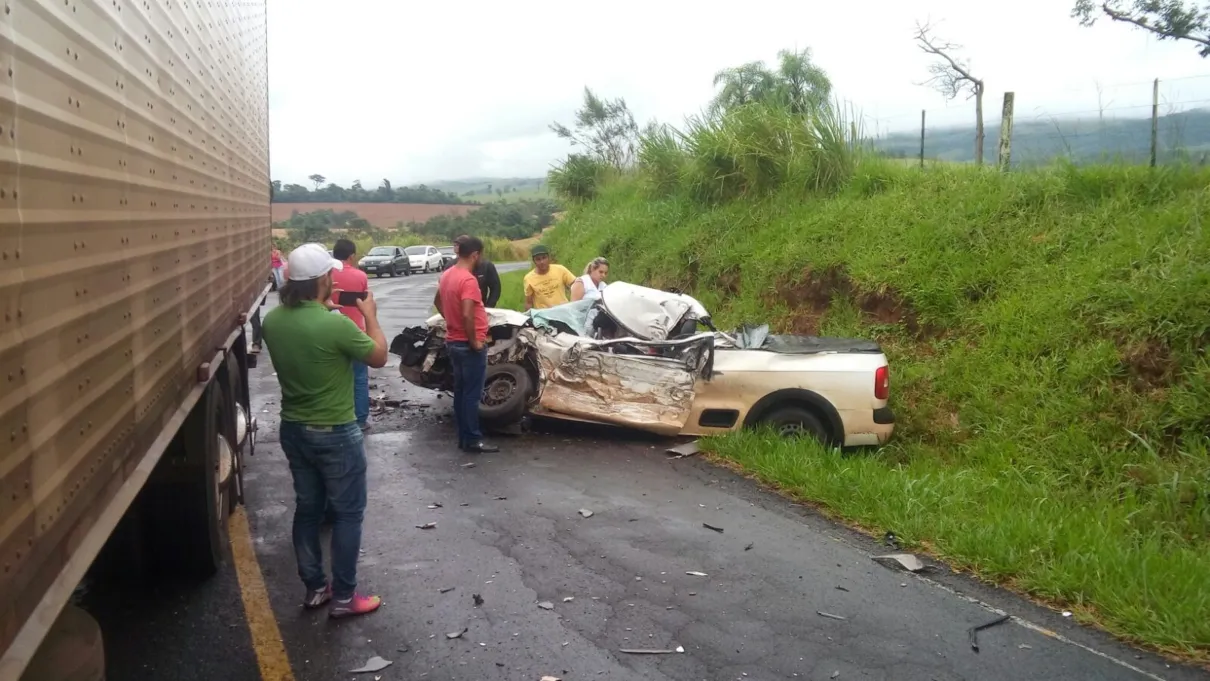 O motorista da Saveiro morreu no local do acidente (Foto/WathsApp-Blog Berimbau)