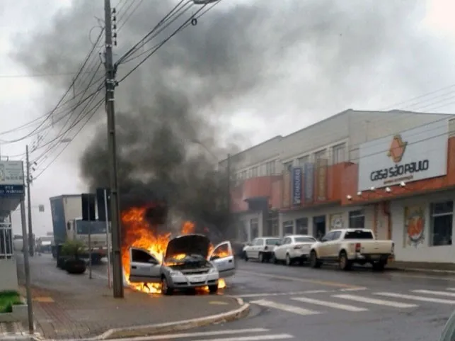 Carro do Tribunal de Justiça do Paraná pegou fogo na Avenida Getúlio Vargas (Foto: Messias Claudemir)