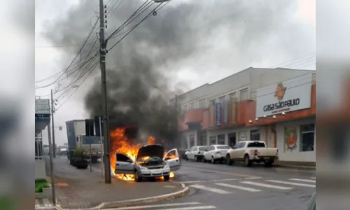 Carro do Tribunal de Justiça pega fogo no Norte do Paraná