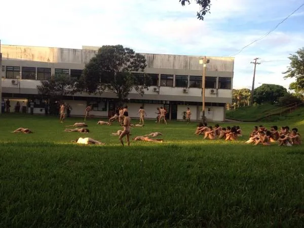 Alunos sem roupa no campus da UEL (Foto: WhatsAPP/Sérgio Luiz de Souza)