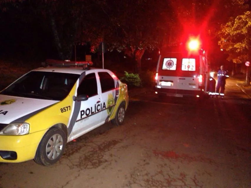 Equipes da PM e Samu estiveram no local do crime (Foto: Joares Rocha)