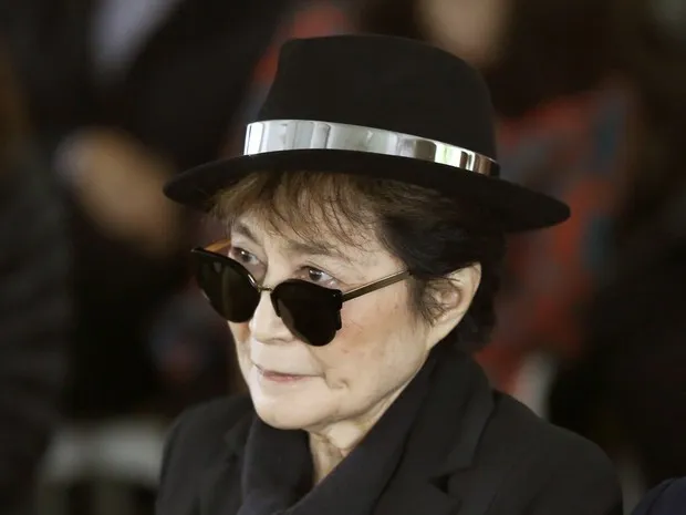 Yoko Ono é hospitalizada em Nova York (Foto: Charles Rex Arbogast/AP)