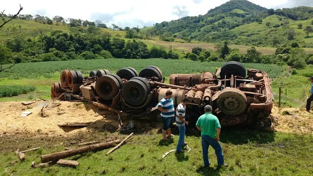 Caminhão ficou totalmente destruído (  (Foto: Suélen Ducatti))