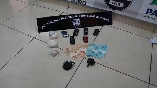 Drogas, dinheiro e celulares apreendidos com agente em Ivaiporã (Foto: Ivan Maldonado)
