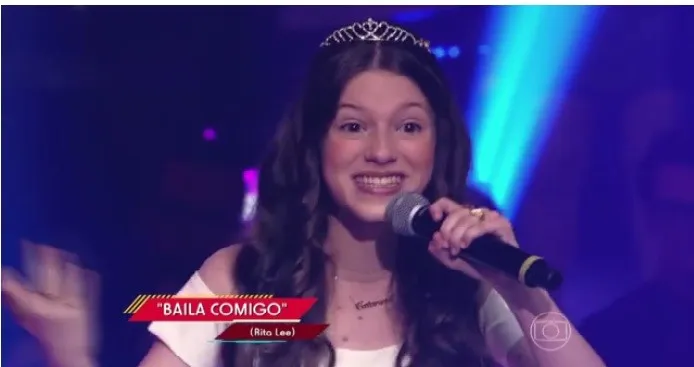 Catarina Estralioto durante apresentação no último domingo no "The Voice Kids" (foto: Reprodução/Globo)