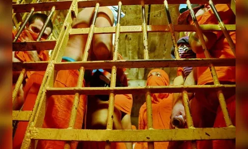 Polícia confirma que 26 presos escaparam da cadeia pelo telhado em Arapongas