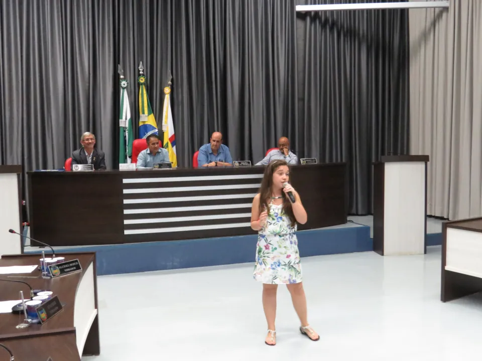 Pérola Crepaldi cantou duas músicas na Câmara de Vereadores 