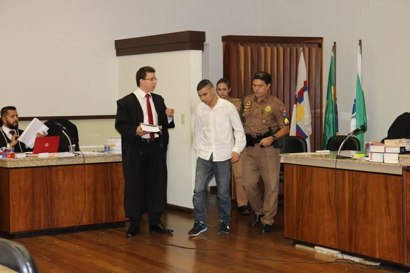 ​Josué Alves Pereira (ao centro) foi condenado a seis anos (José Luiz Mendes)