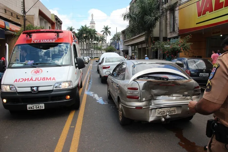 Engavetamento aconteceu na Avenida Curitiba, área central de Apucarana
