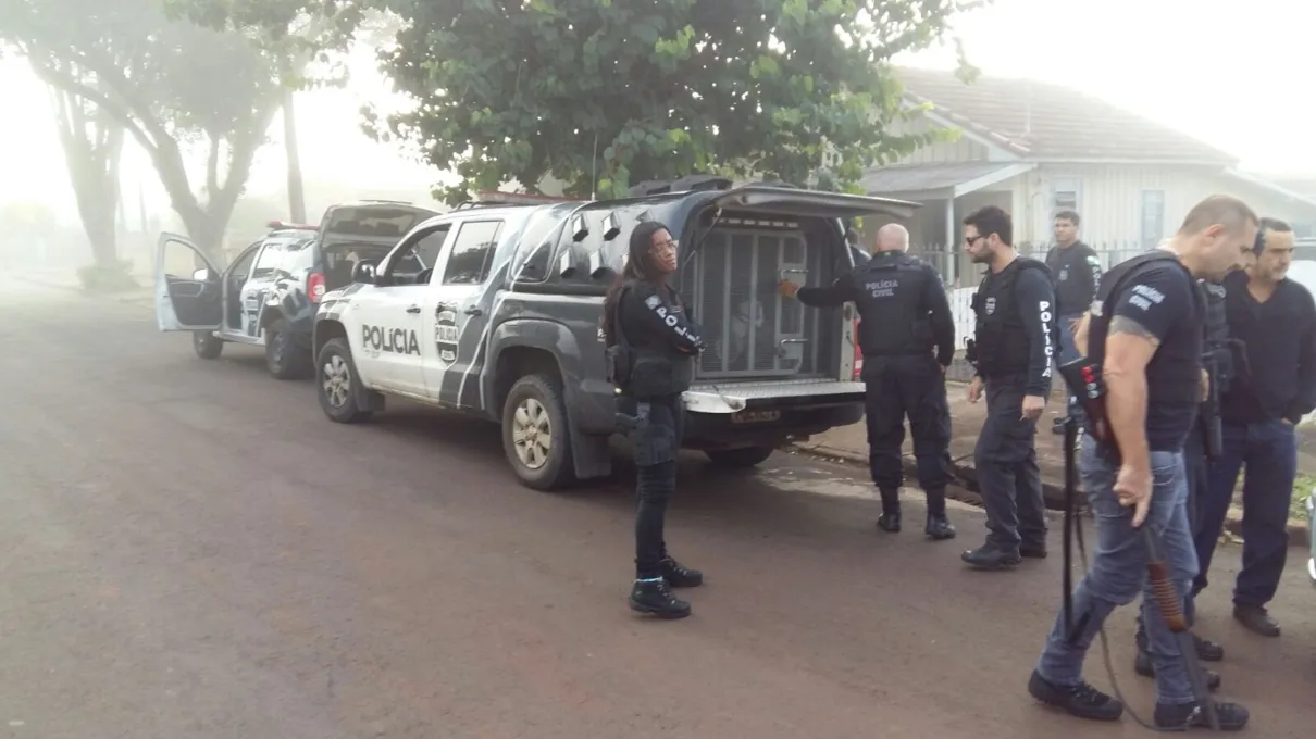 Policiais civis durante cumprimento de mandados de  prisão em Cambira  (TNOnline)