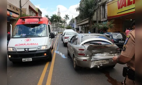 Engavetamento na Av. Curitiba causa transtornos em Apucarana