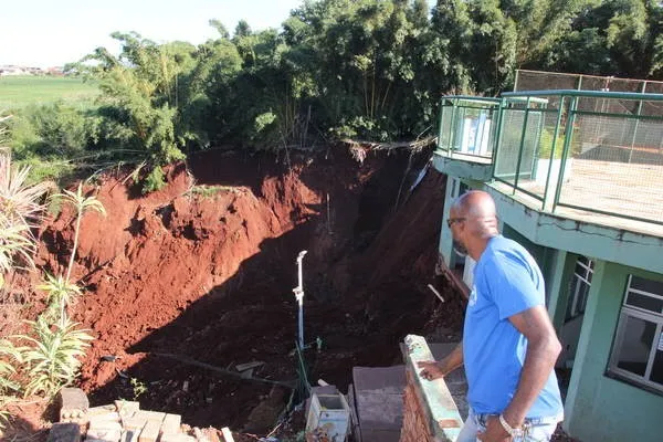 Erosão nos fundos do Clube Campestre coloca em risco tubulação de esgoto | Foto: José Luiz Mendes