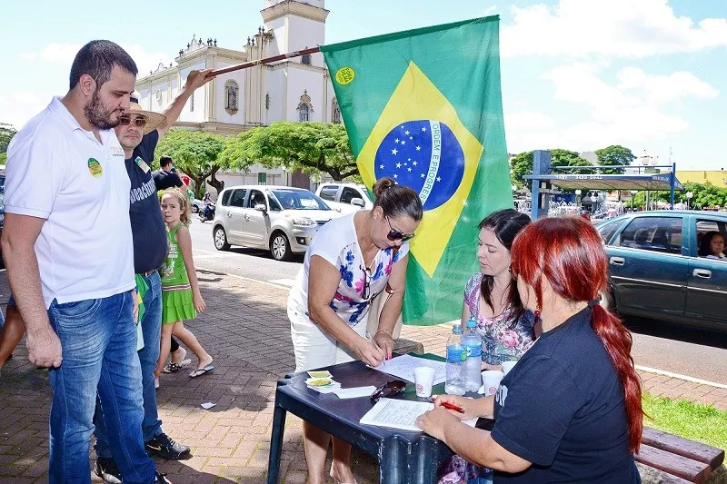 população aderiu ao abaixo-assinado que pede salário de professor para vereador (Foto: Delair Garcia) 