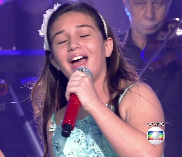 Pérola Crepaldi durante apresentação deste domingo no 'The Voice Kids' (Foto: Divulgação/ Globo) 