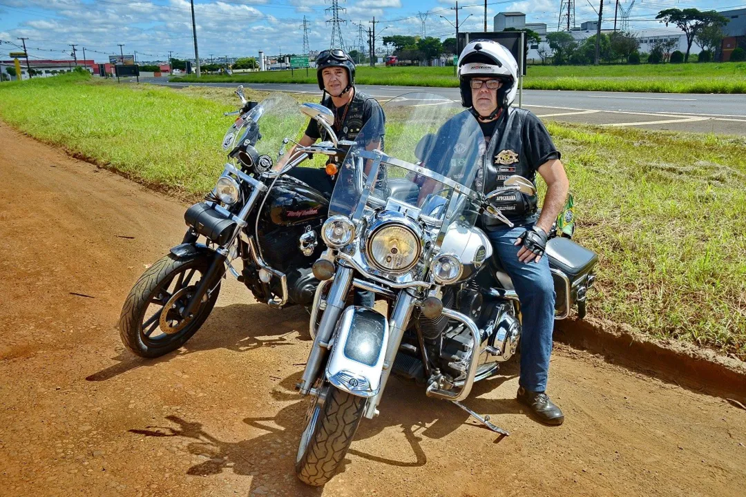 Motoqueiros Luís César Domingues e Newton Souza Neves | Foto: Sérgio Rodrigo