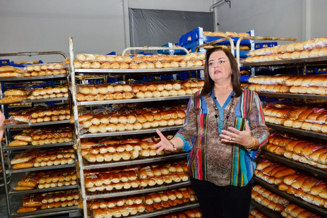   A empresária Elaine Barbosa iniciou produzindo 6 pães por dia e hoje sua empresa fabrica mais de 30 mil (Foto - Delair Garcia) 