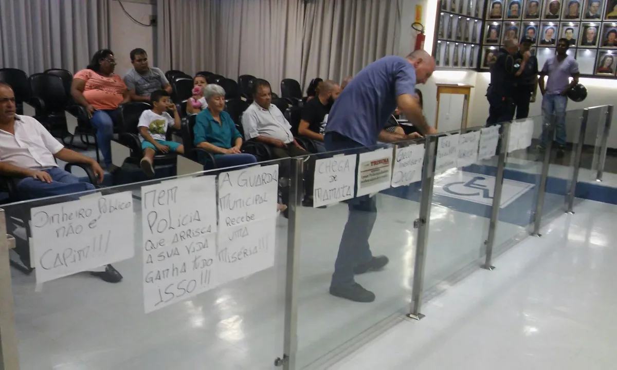 Cartazes reforçavam o pedido de permanência dos salários (Foto: Sérgio Rodrigo)