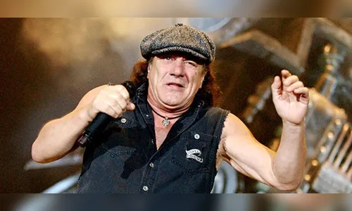 Com risco de surdez, vocalista deixa turnê do AC/DC