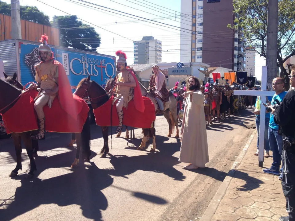 Integrantes do Grupo Teatral Mãe do Céu saiu às ruas de Arapongas neste sábado (Foto: Cindy Anielli)