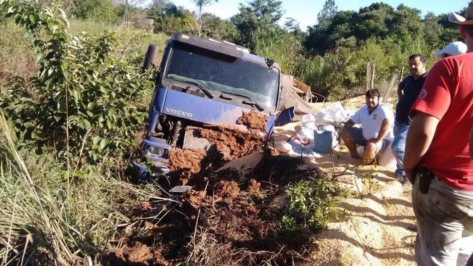 Caminhão de propriedade de um homem residente na cidade de Manoel Ribas ficou desgovernado e tombou - Foto: Grupo Notícias da Região via Fábio Kangica