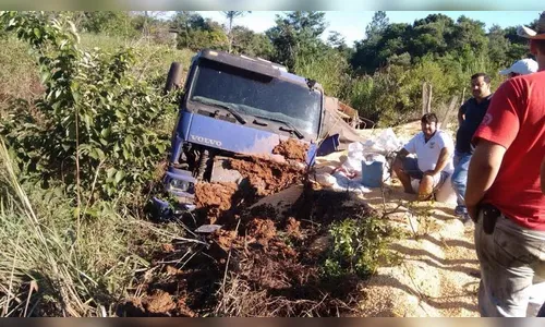 ​Caminhão tomba na PR-487, em Cândido de Abreu
