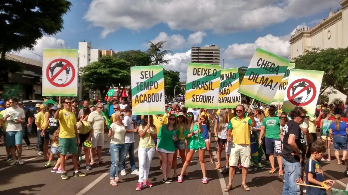 Manifestantes saem às ruas contra Dilma Rousseff  em Apucarana