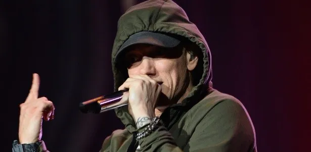 Com pose e cara feia, Eminem mostra capacidade de se reinventar
