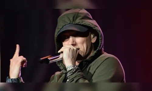 Com pose e cara feia, Eminem mostra capacidade de se reinventar