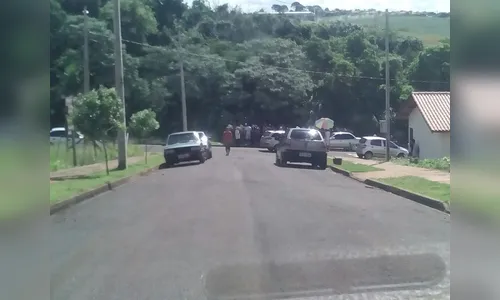 Mutuários reúnem-se em construção atrasada do Minha Casa, Minha Vida