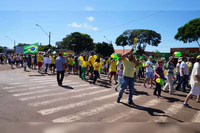  Grande parte dos manifestantes vestia verde e amarelo e levava cartazes contra a corrupção, o governo federal e o PT (Foto/Ivan Maldonado) 